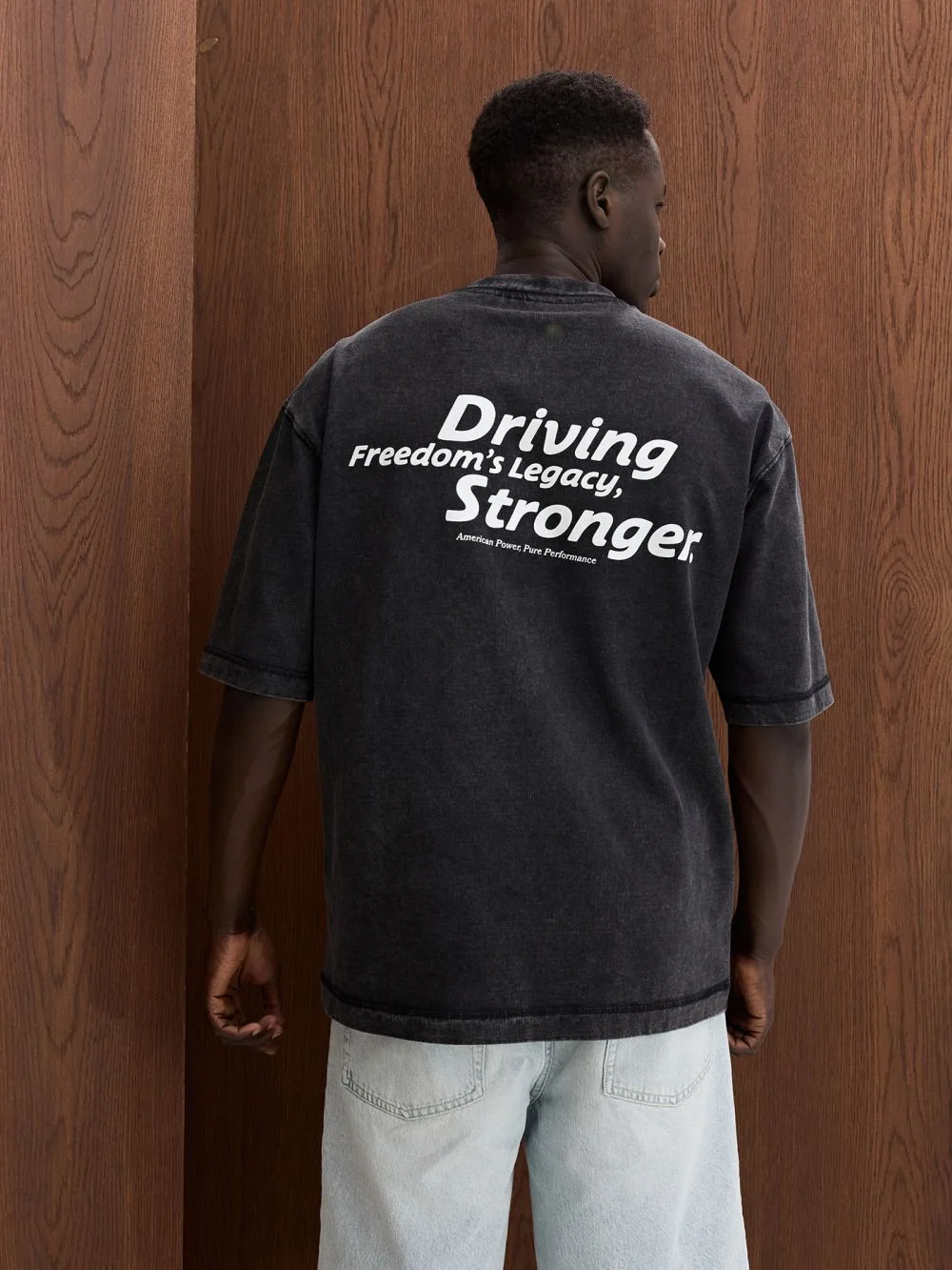 גב חולצה שחורה עם הדפס Driving Freedom's Legacy, Stronger