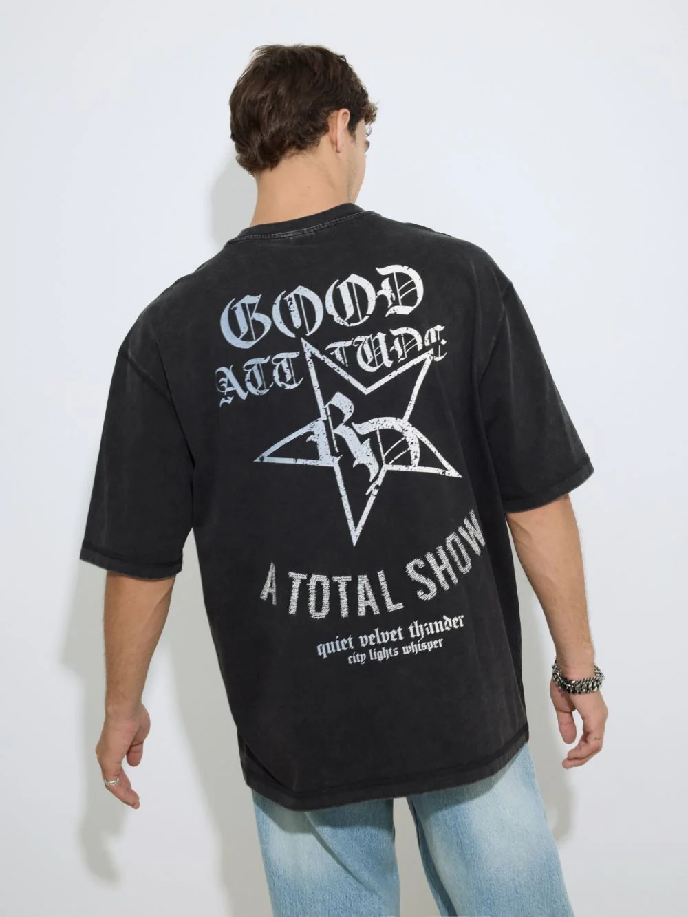 גב חולצה שחורה עם הדפס GOOD ATTITUDE, כוכב ו-A TOTAL SHOW