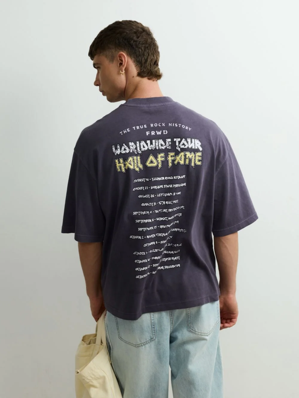 גב חולצה סגולה כהה עם הדפס WORLDWIDE TOUR - HALL OF FAME