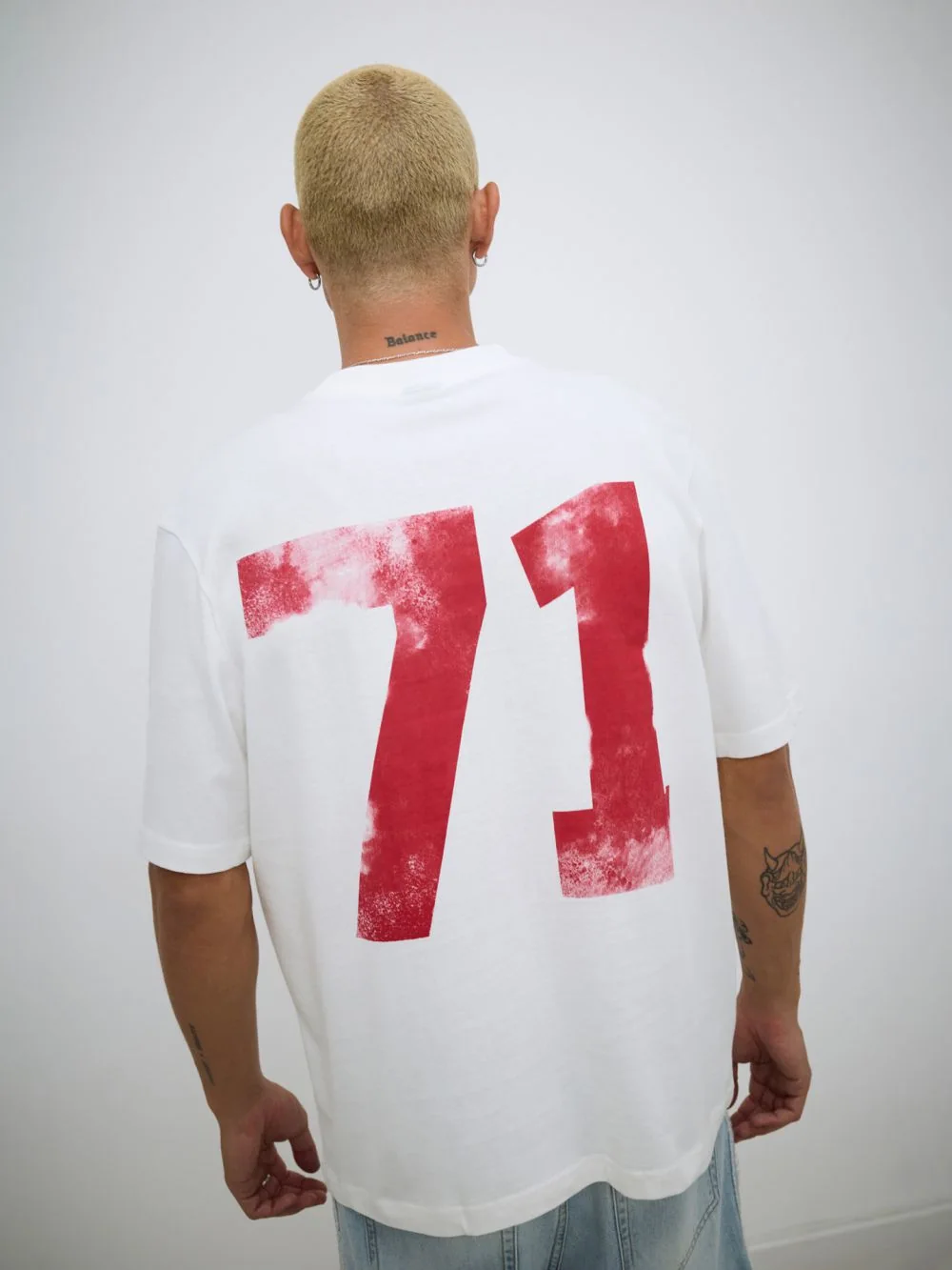גב חולצה לבנה עם הדפס 71 גדול באדום