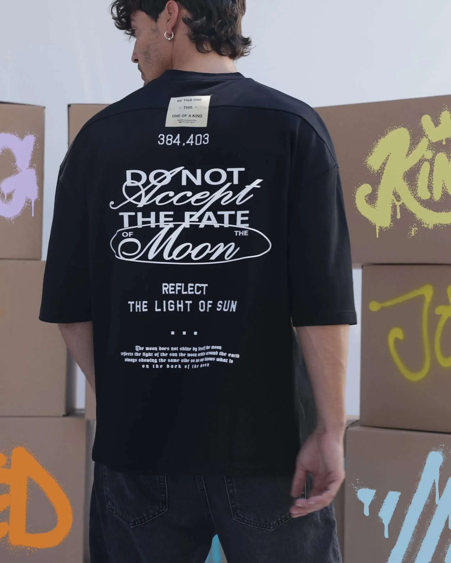 גב חולצה שחורה עם הדפס טיפוגרפי - Do Not Accept the Fate of the Moon